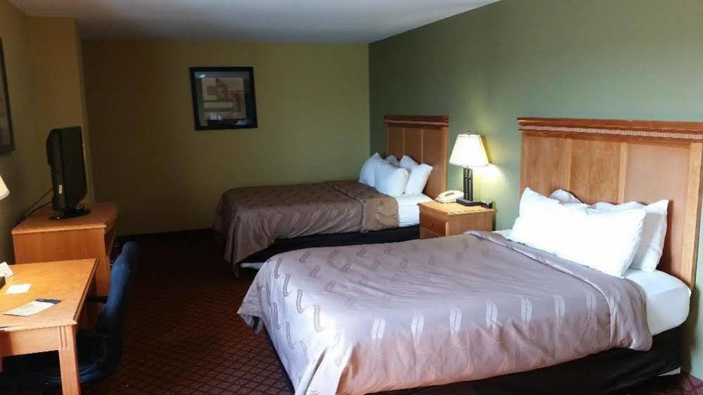 Rodeway Inn South Hutchinson Exterior foto